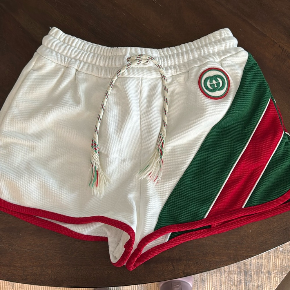 WEB-STRIPE JERSEY SHORTS IN WHITE
Red and green ribbon details